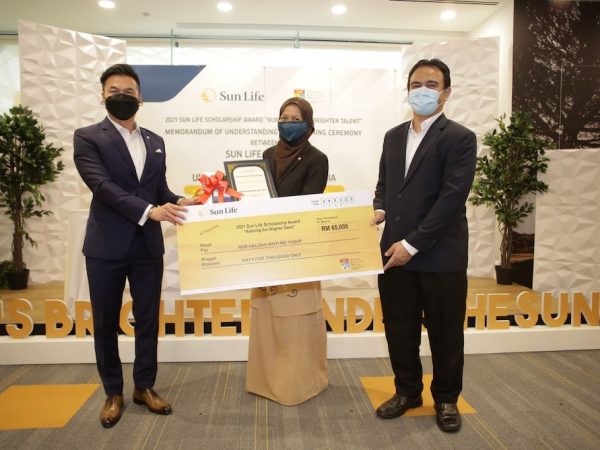 Sun Life Malaysia Presents Scholarship Award