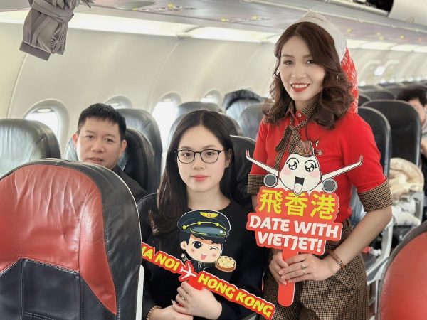 Passenger on the debut flight from Hanoi to Hong Kong 1