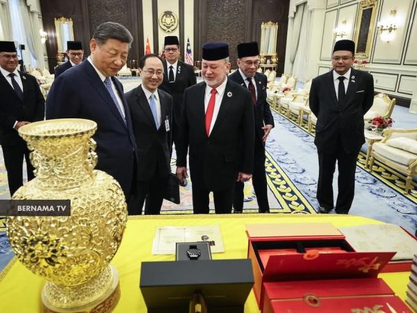 President Xi Gifts YDPA The HUAWEI Mate XT Ultimate Design