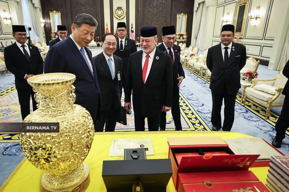 President Xi Gifts YDPA The HUAWEI Mate XT Ultimate Design