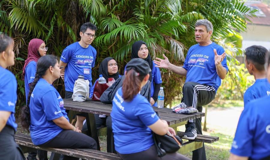 Leaders on the Walk : Experiential Learning in Action Leaders on the Walk : Experiential Learning in Action