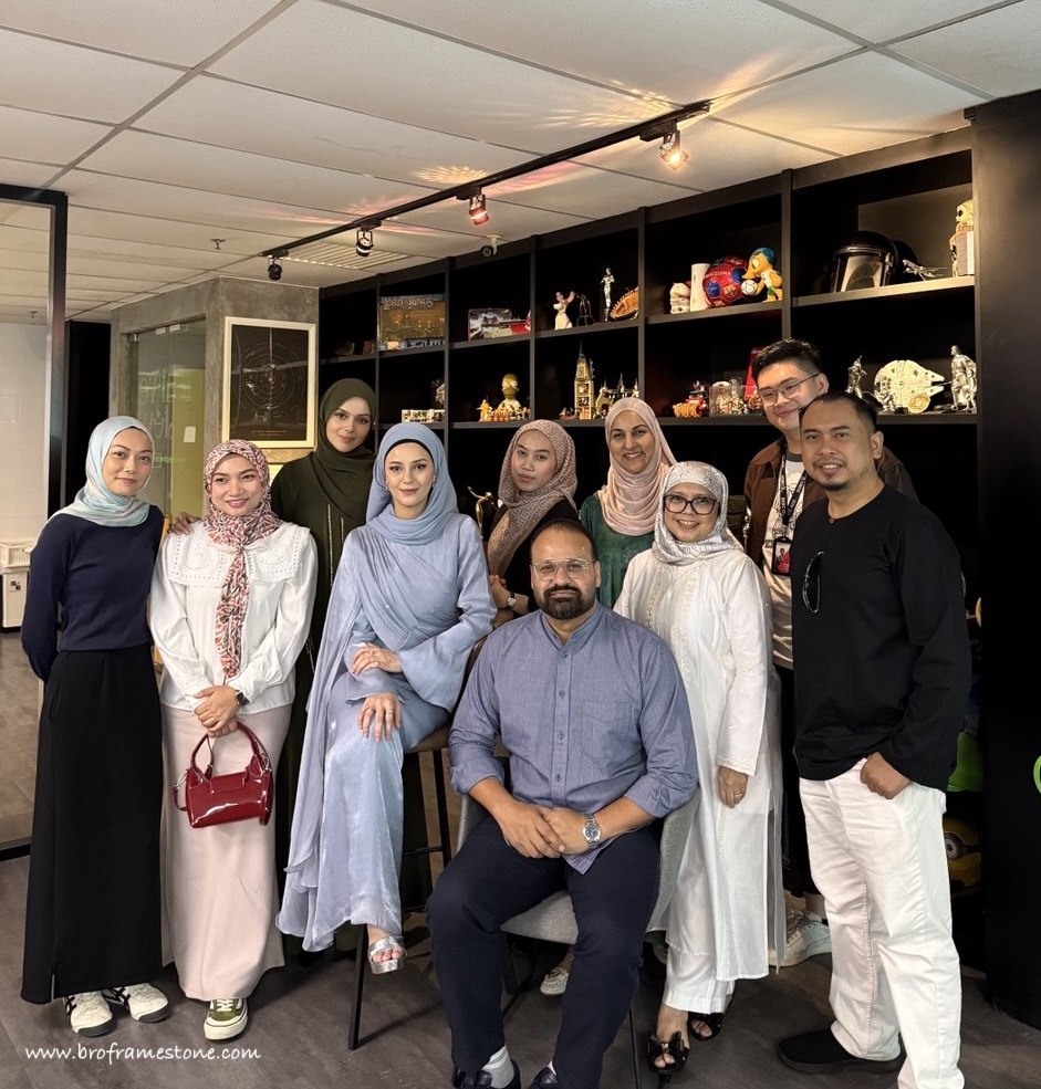 Qalbox by Muslim Pro collaboration with Creative Stew, Light in Transit Qalbox by Muslim Pro collaboration with Creative Stew, Light in Transit