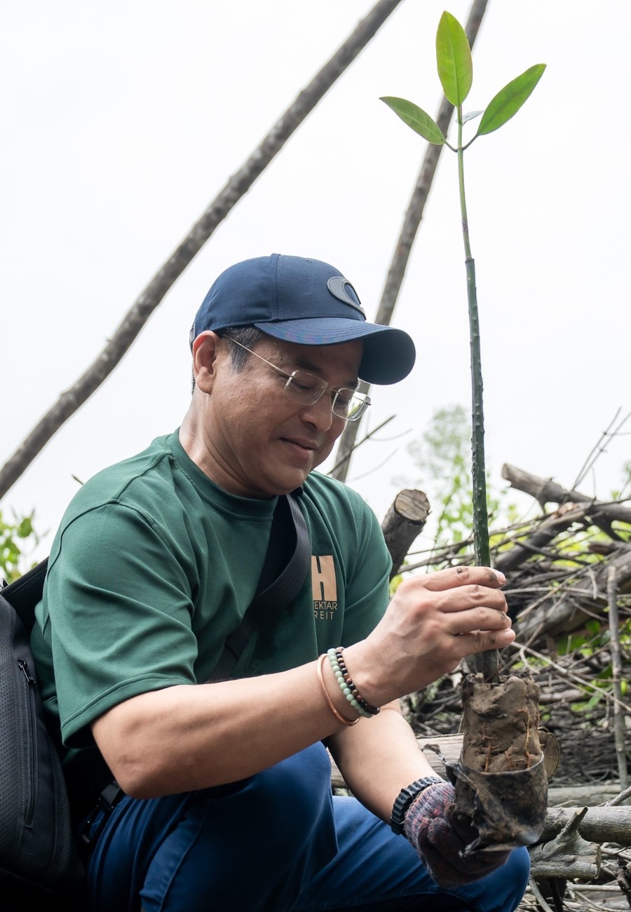 Zainal Iskandar, Hektar REIT Plants 200 Mangrove Trees Zainal Iskandar, Hektar REIT Plants 200 Mangrove Trees
